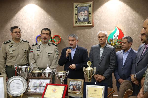 مراسم اهدا مدال و کاپ افتخارآفرینان ورزش کشور به موزه المپیک و پارالمپیک-. 7