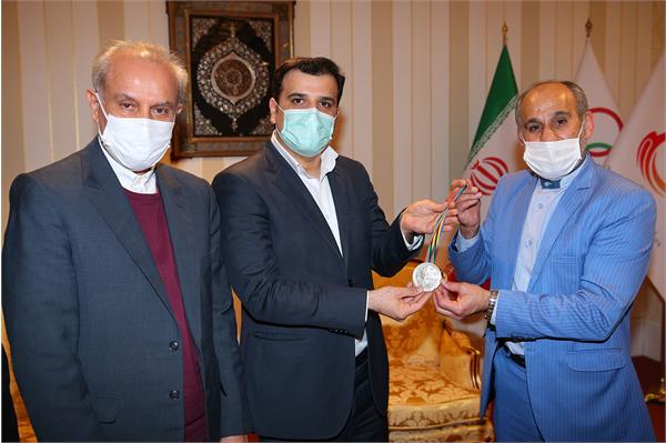 اهدا مدال نقره عسگری محمدیان در المپیک بارسلون به موزه ملی ورزش، المپیک و پارالمپیک  8