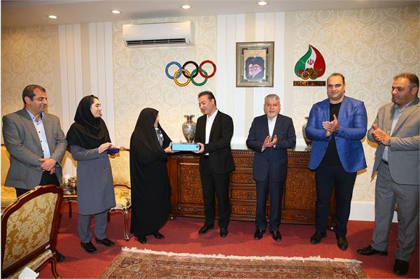 اهدا مدال طلای بازی های آسیایی هیروشیما توسط فریبرز عسگری  11