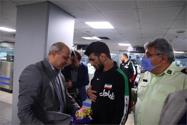 افتخار آفرینان کشتی آزاد در میان استقبال جمعی از علاقهمندان کشتی و دبیرکل کمیته وارد تهران شدند