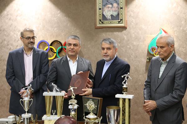 مراسم اهدا مدال و کاپ افتخارآفرینان ورزش کشور به موزه المپیک و پارالمپیک-. 16