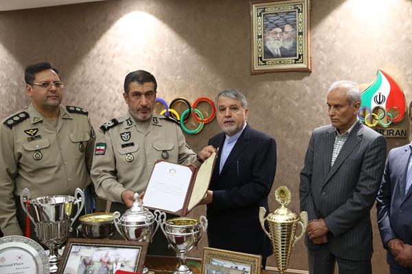 مراسم اهدا مدال و کاپ افتخارآفرینان ورزش کشور به موزه المپیک و پارالمپیک-. 9