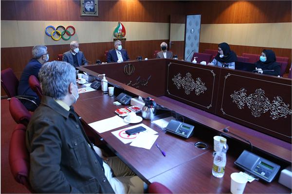 اهداء مدال طلا و برنز مسابقات شمشیربازی بازیهای آسیایی تهران توسط احمد اکبری جاوید به موزه  2