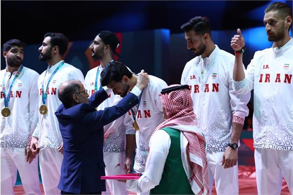 بازیهای کشورهای اسلامی ریاض ؛ محمودخسروی وفا مدال های والیبال را اهدا کرد