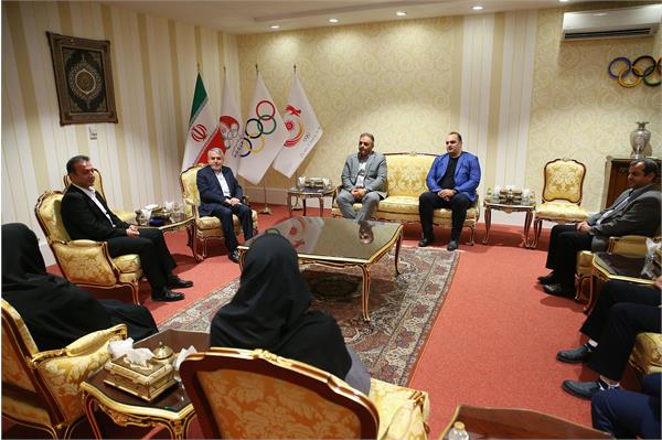 اهدا مدال طلای بازی های آسیایی هیروشیما توسط فریبرز عسگری  2