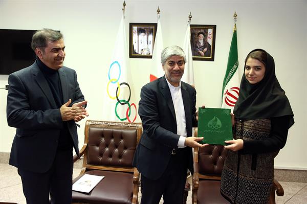 تجلیل رئیس کمیته ملی المپیک از بانوی شطرنج‌باز ؛هاشمی: اقدام انسانی و  ارزشمند خادم الشریعه قابل تقدیر بود/ مطمئنا خودش هم فکر نمی کرد حرکتش چنین بازتابی داشته باشد