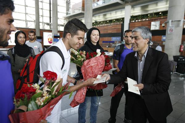 رئیس کمیته ملی المپیک به استقبال دو و میدانی کاران رفت/ پاداش سهمیه گیران در بدو ورود به فرودگاه اهدا شد