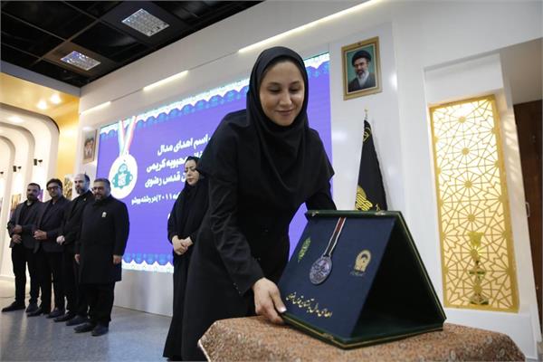 طی مراسمی در حرم مطهر؛ اهدای مدال جهانی سرمربی تیم ملی ووشو تالو زنان به بارگاه نورانی امام رضا (ع)