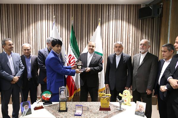 اهدا مدال و کاپ افتخارآفرینان ورزش کشور به موزه المپیک و پارالمپیک 6