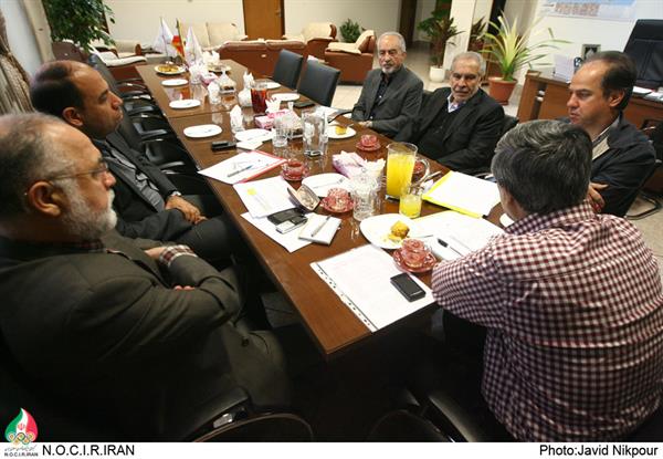 در ادامه نشست با فدراسیون های اعزامی به بازیهای آسیایی اینچئون ؛ مسئولان و کادر فنی فدراسیون های بوکس و بسکتبال  در کمیته ملی المپیک حضور یافتند