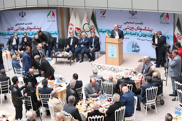 نشست صمیمی پبشکسوتان ورزشی کشور با مسئولین وزارت ورزش و کمیته ملی المپیک و پارالمپیک 61