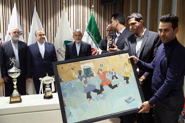 مراسم اهدا مدال و کاپ افتخارآفرینان ورزش کشور به موزه المپیک و پارالمپیک -- 34