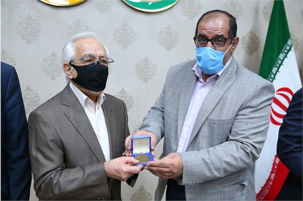اهداء مدال طلا و برنز مسابقات شمشیربازی بازیهای آسیایی تهران توسط احمد اکبری جاوید به موزه  13