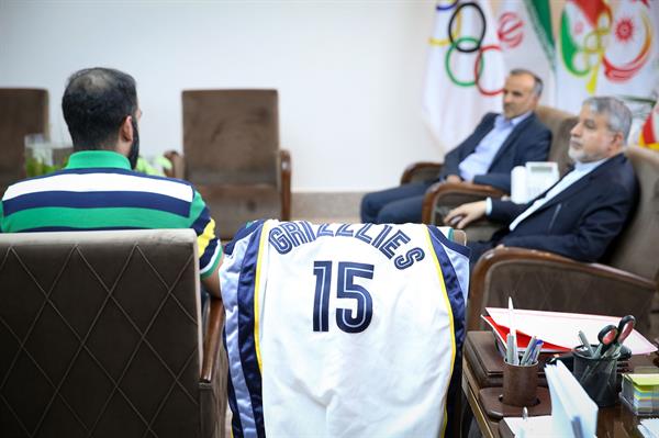 اهدا مدال و لباس حامد حدادی به موزه المپیک و پارالمپیک 5