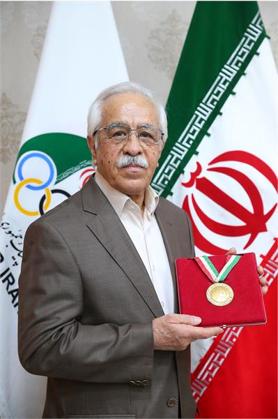 اهداء مدال طلا و برنز مسابقات شمشیربازی بازیهای آسیایی تهران توسط احمد اکبری جاوید به موزه  15