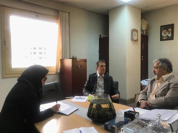 جلسه مدیر دپارتمان تاریخ شفاهی با دکتر عزیزی (مدیر پژوهشگاه اسناد)و آقای رشیدیان(مستندساز)