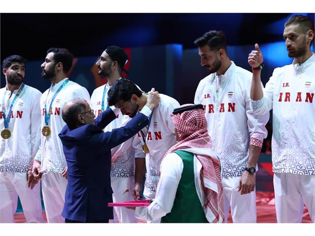 بازیهای کشورهای اسلامی ریاض ؛ محمودخسروی وفا مدال های والیبال را اهدا کرد