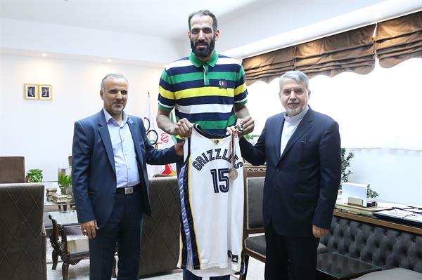 اهدا مدال و لباس حامد حدادی به موزه المپیک و پارالمپیک 8