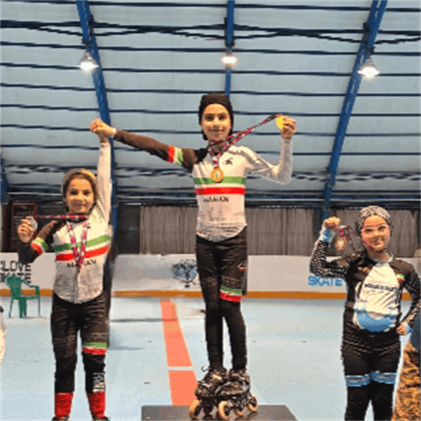 نفرات برتر اسکیت سرعت داخل سالن روی سکو رفتند