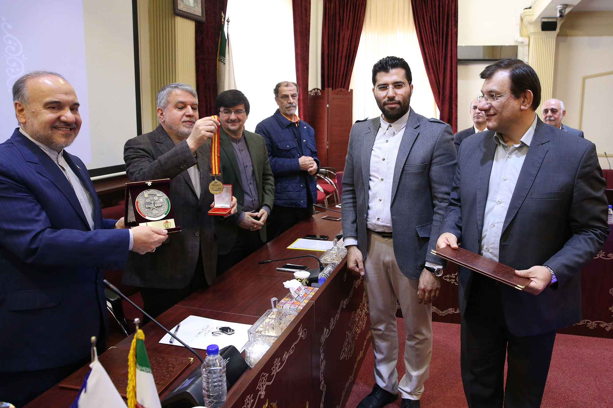 اهدای مدال ها و افتخارات 10