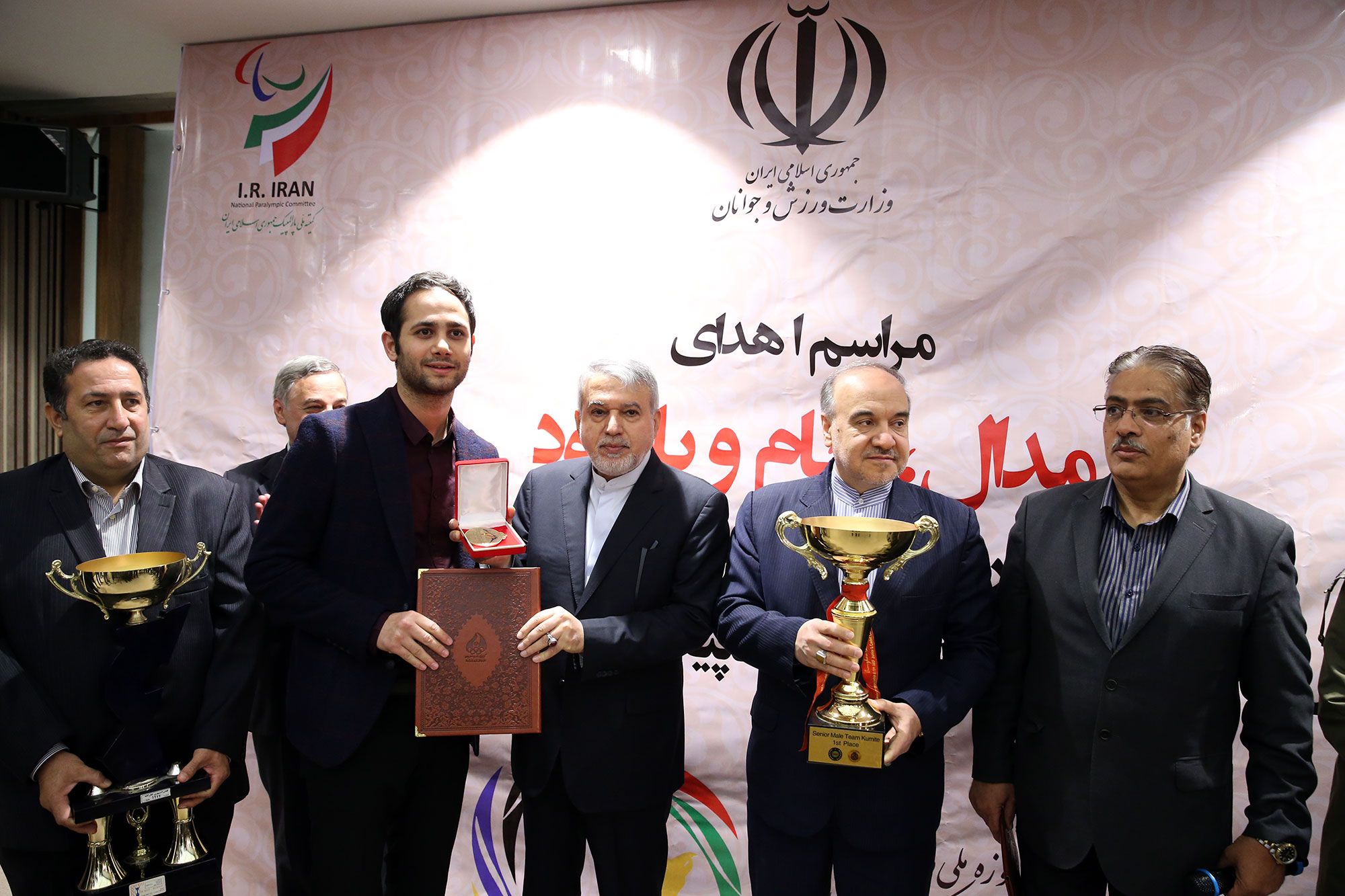 مراسم اهدا مدال و کاپ افتخارآفرینان ورزش کشور به موزه المپیک و پارالمپیک 15
