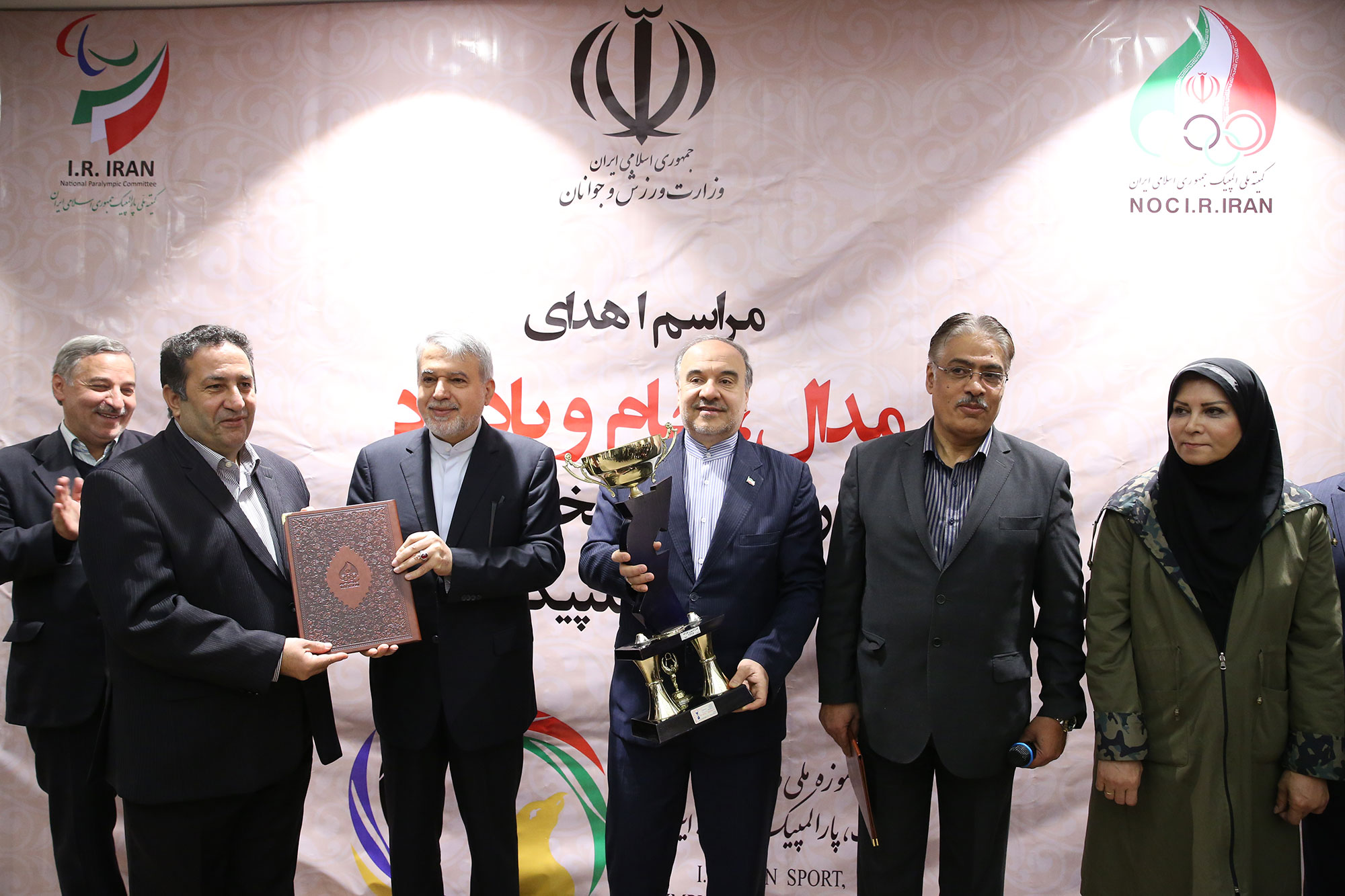 مراسم اهدا مدال و کاپ افتخارآفرینان ورزش کشور به موزه المپیک و پارالمپیک 17