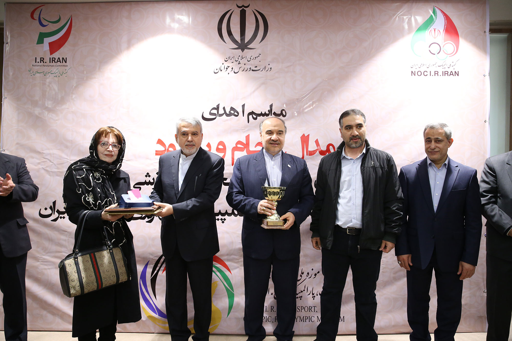 مراسم اهدا مدال و کاپ افتخارآفرینان ورزش کشور به موزه المپیک و پارالمپیک 18