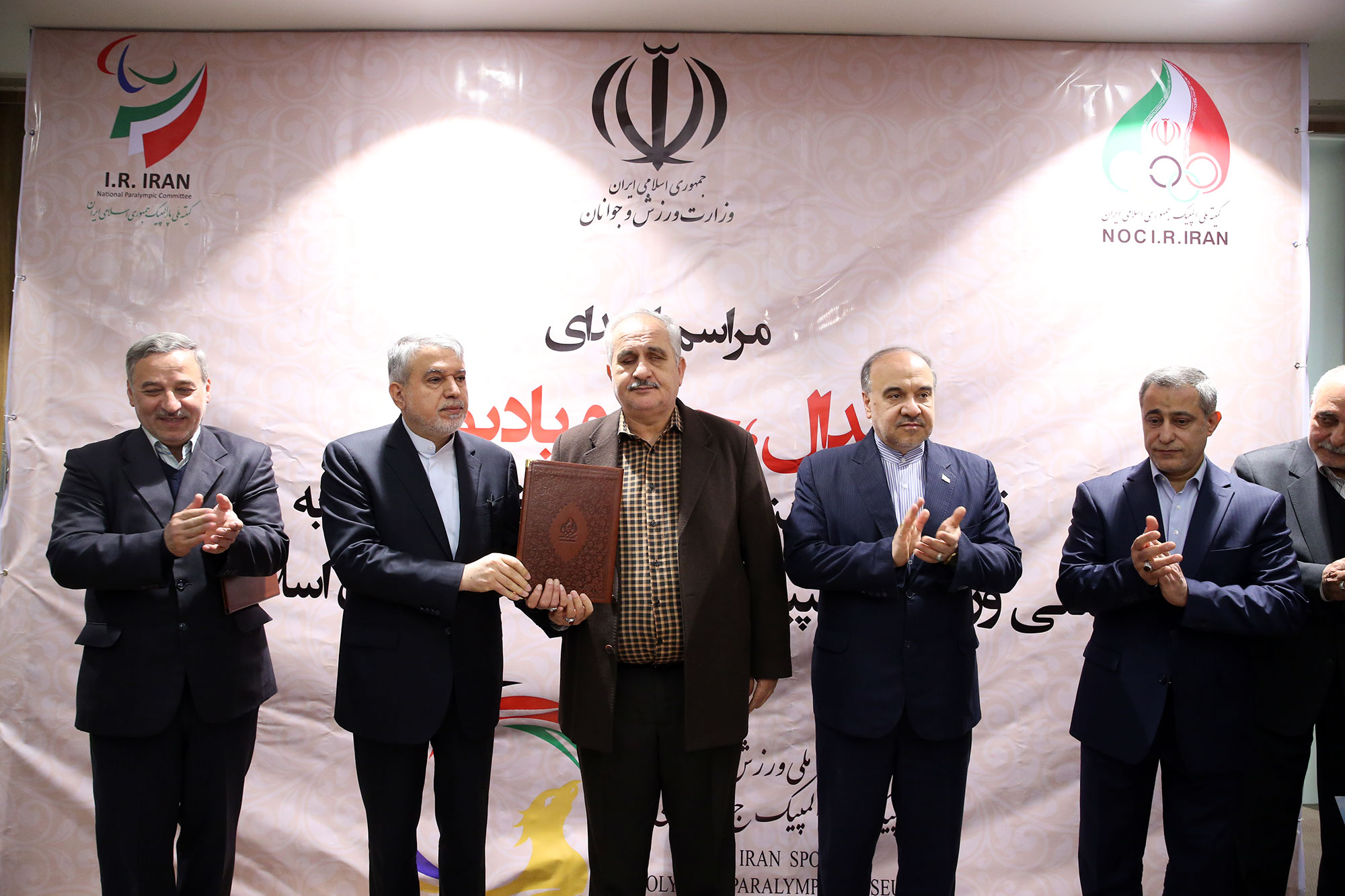 مراسم اهدا مدال و کاپ افتخارآفرینان ورزش کشور به موزه المپیک و پارالمپیک 24