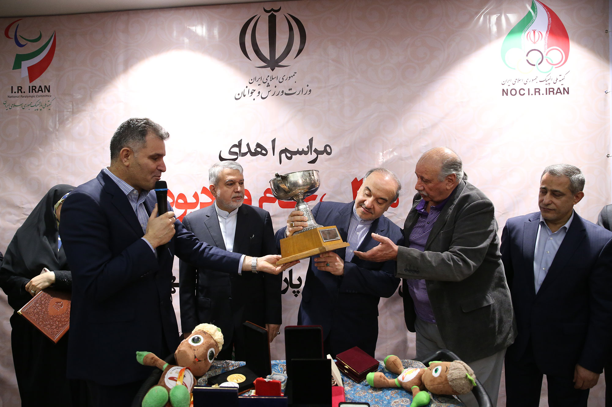 مراسم اهدا مدال و کاپ افتخارآفرینان ورزش کشور به موزه المپیک و پارالمپیک 32