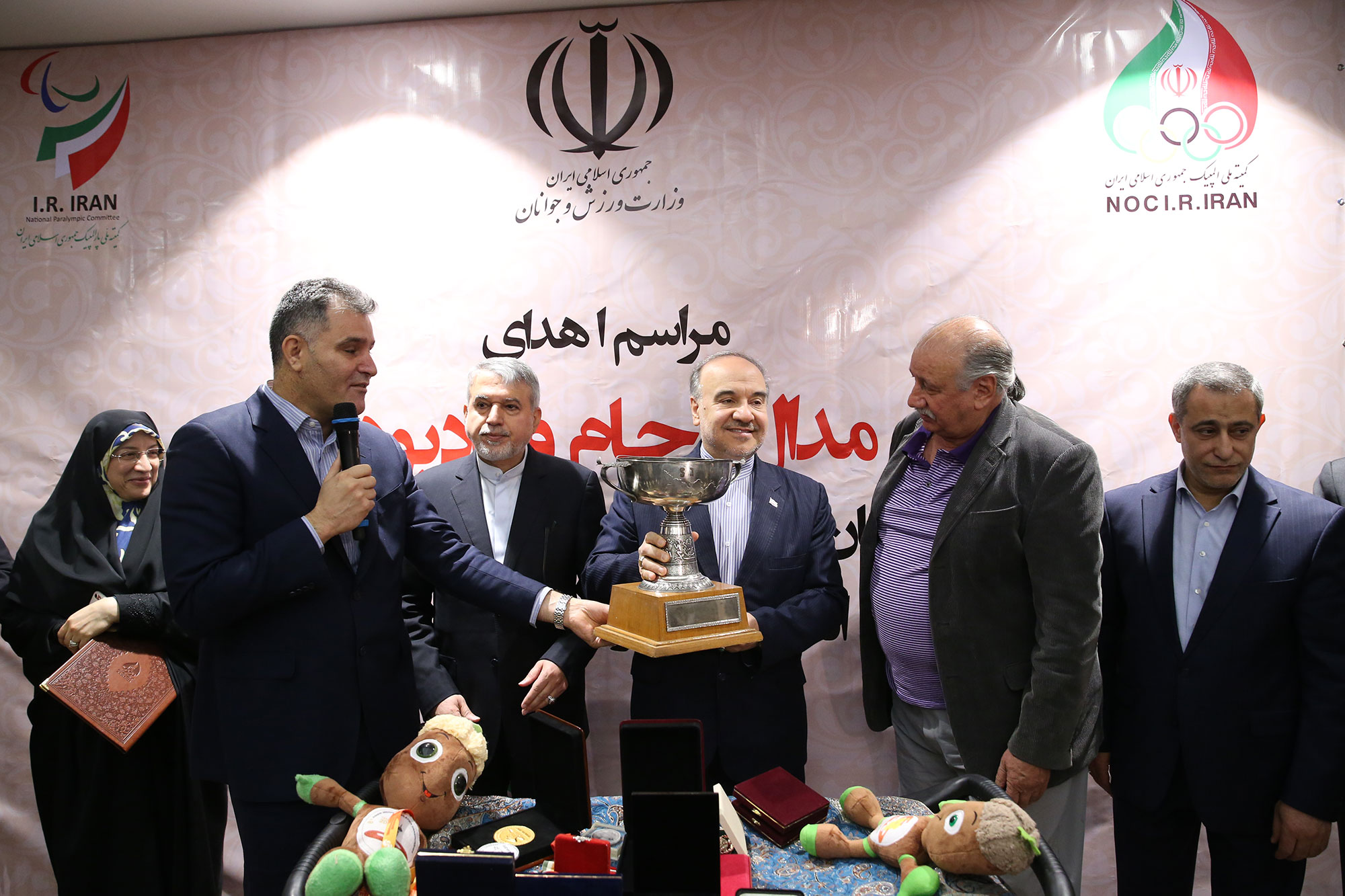 مراسم اهدا مدال و کاپ افتخارآفرینان ورزش کشور به موزه المپیک و پارالمپیک 33