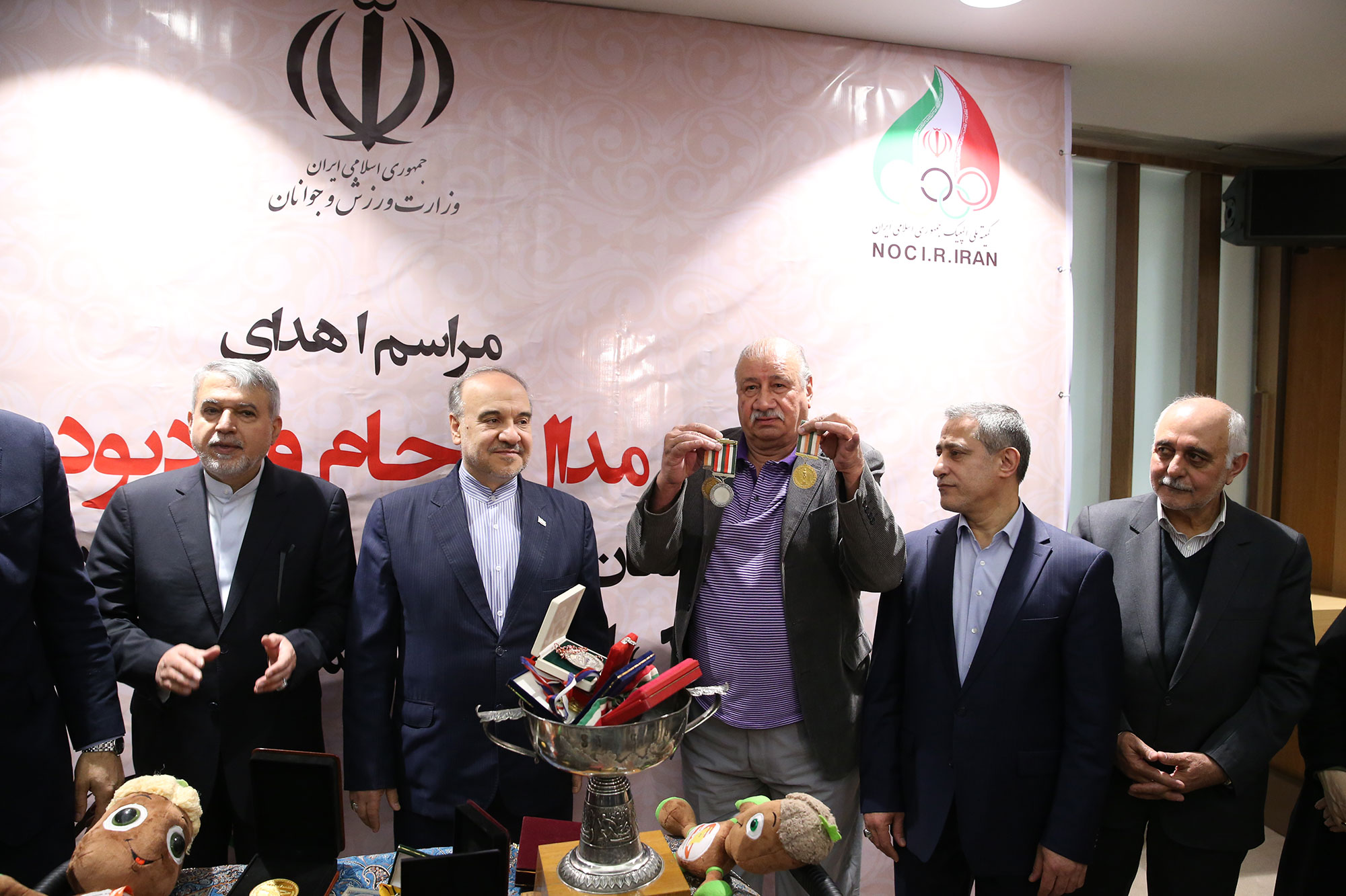 مراسم اهدا مدال و کاپ افتخارآفرینان ورزش کشور به موزه المپیک و پارالمپیک 36