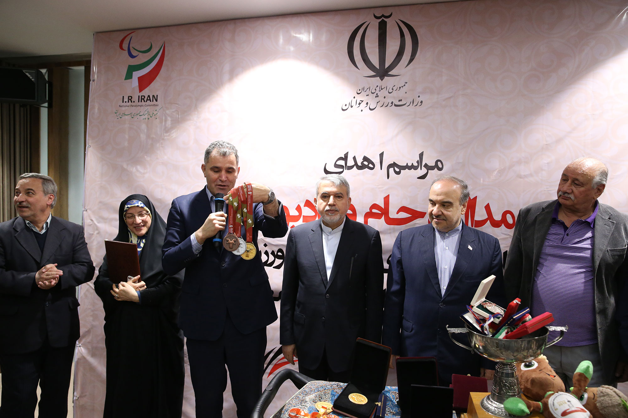 مراسم اهدا مدال و کاپ افتخارآفرینان ورزش کشور به موزه المپیک و پارالمپیک 38