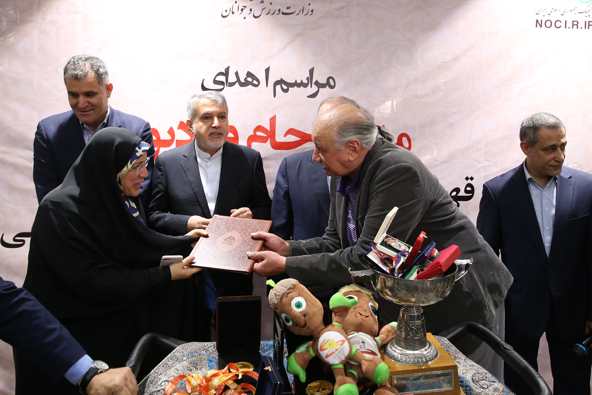 مراسم اهدا مدال و کاپ افتخارآفرینان ورزش کشور به موزه المپیک و پارالمپیک 39