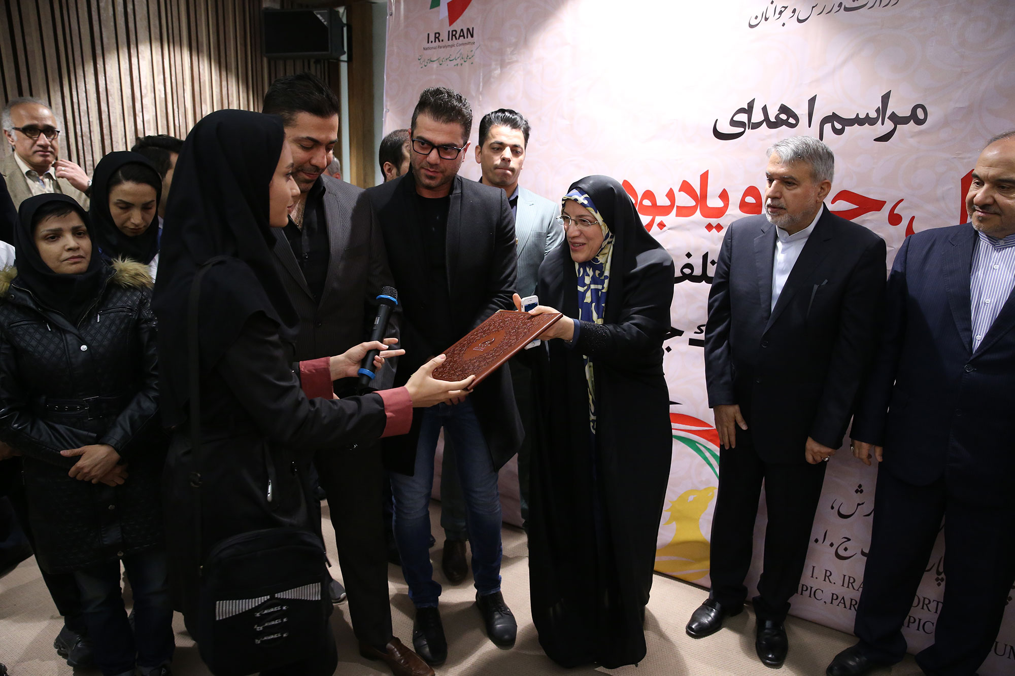 مراسم اهدا مدال و کاپ افتخارآفرینان ورزش کشور به موزه المپیک و پارالمپیک 51