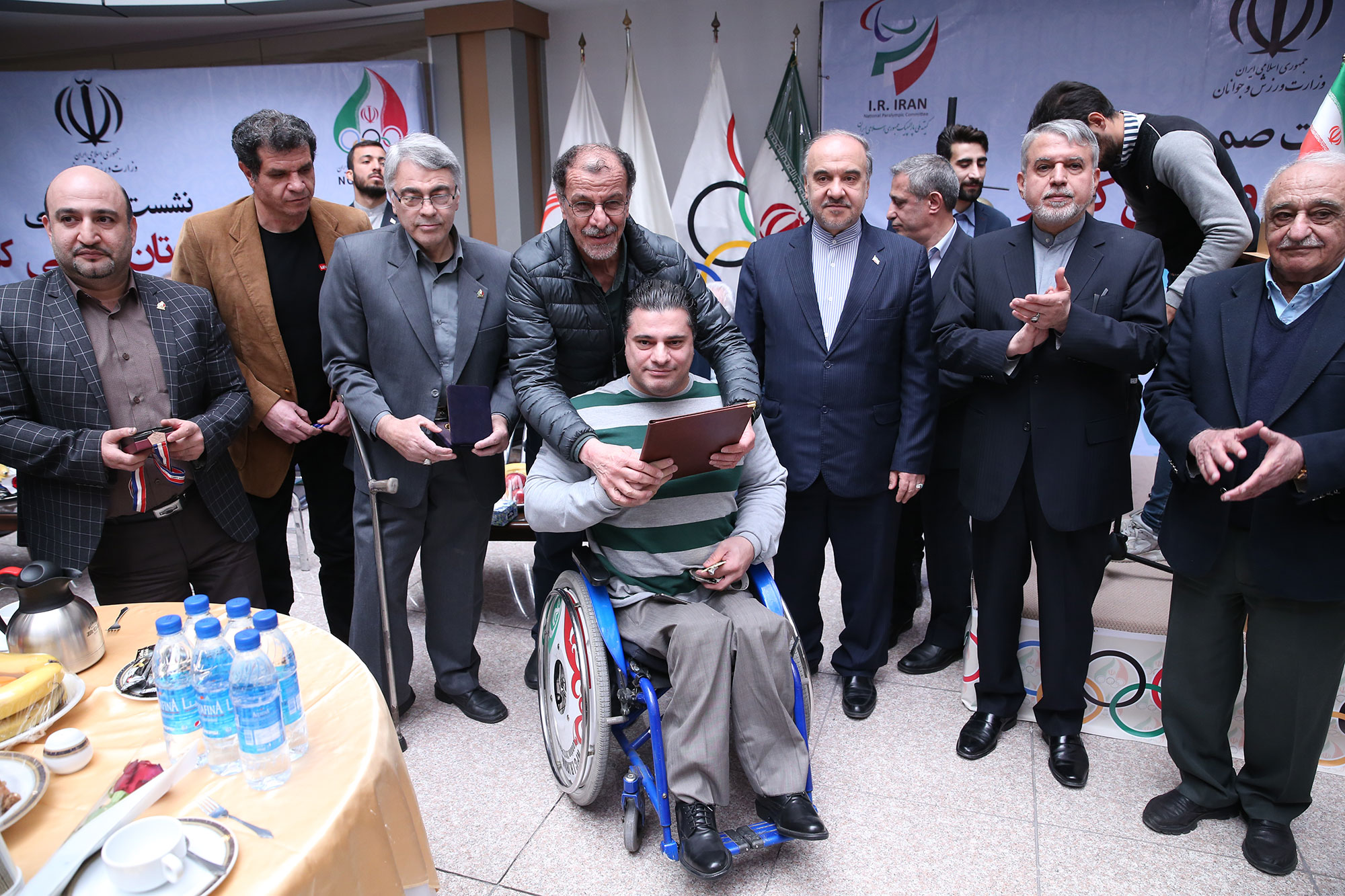 نشست صمیمی پبشکسوتان ورزشی کشور با مسئولین وزارت ورزش و کمیته ملی المپیک و پارالمپیک 24