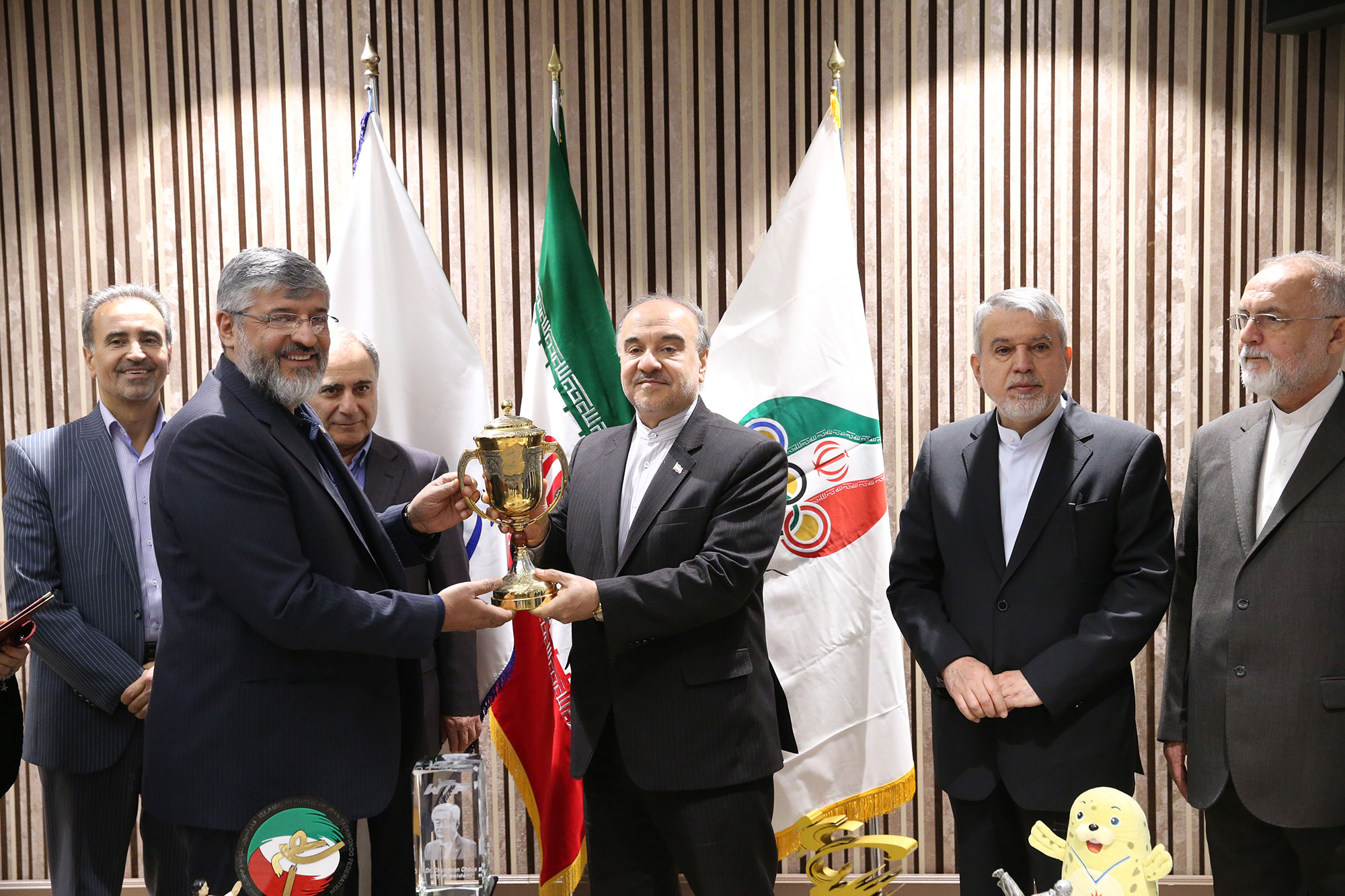 اهدا مدال و کاپ افتخارآفرینان ورزش کشور به موزه المپیک و پارالمپیک 2