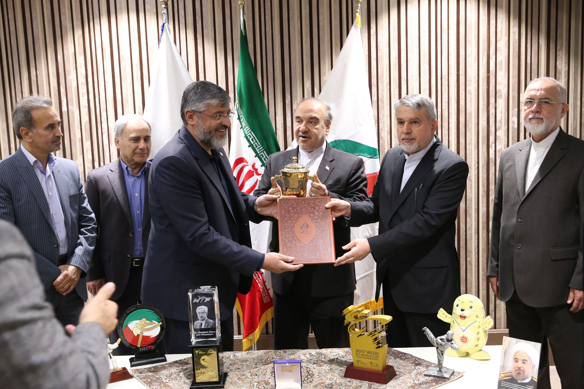 اهدا مدال و کاپ افتخارآفرینان ورزش کشور به موزه المپیک و پارالمپیک 3