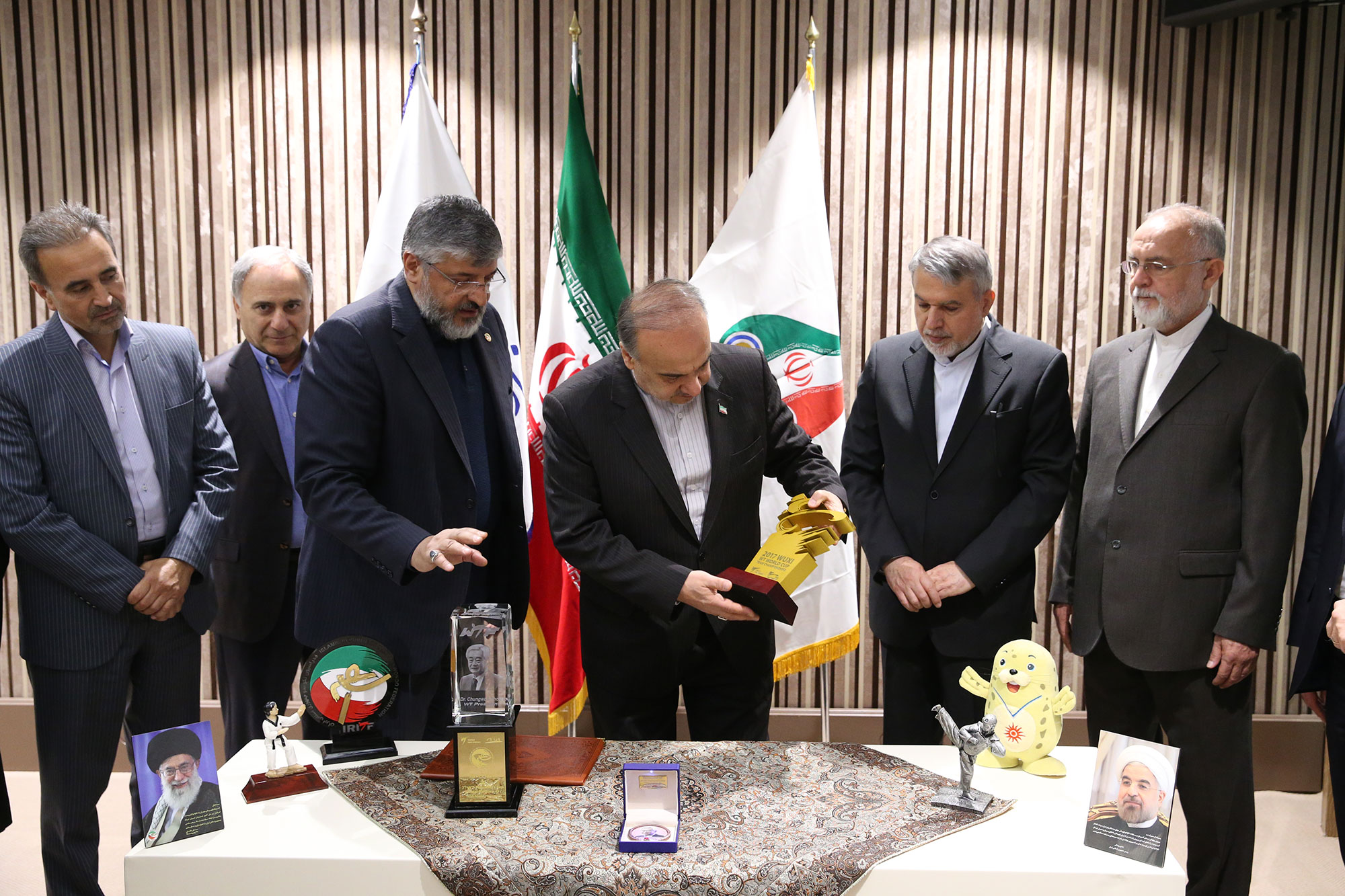 اهدا مدال و کاپ افتخارآفرینان ورزش کشور به موزه المپیک و پارالمپیک 4