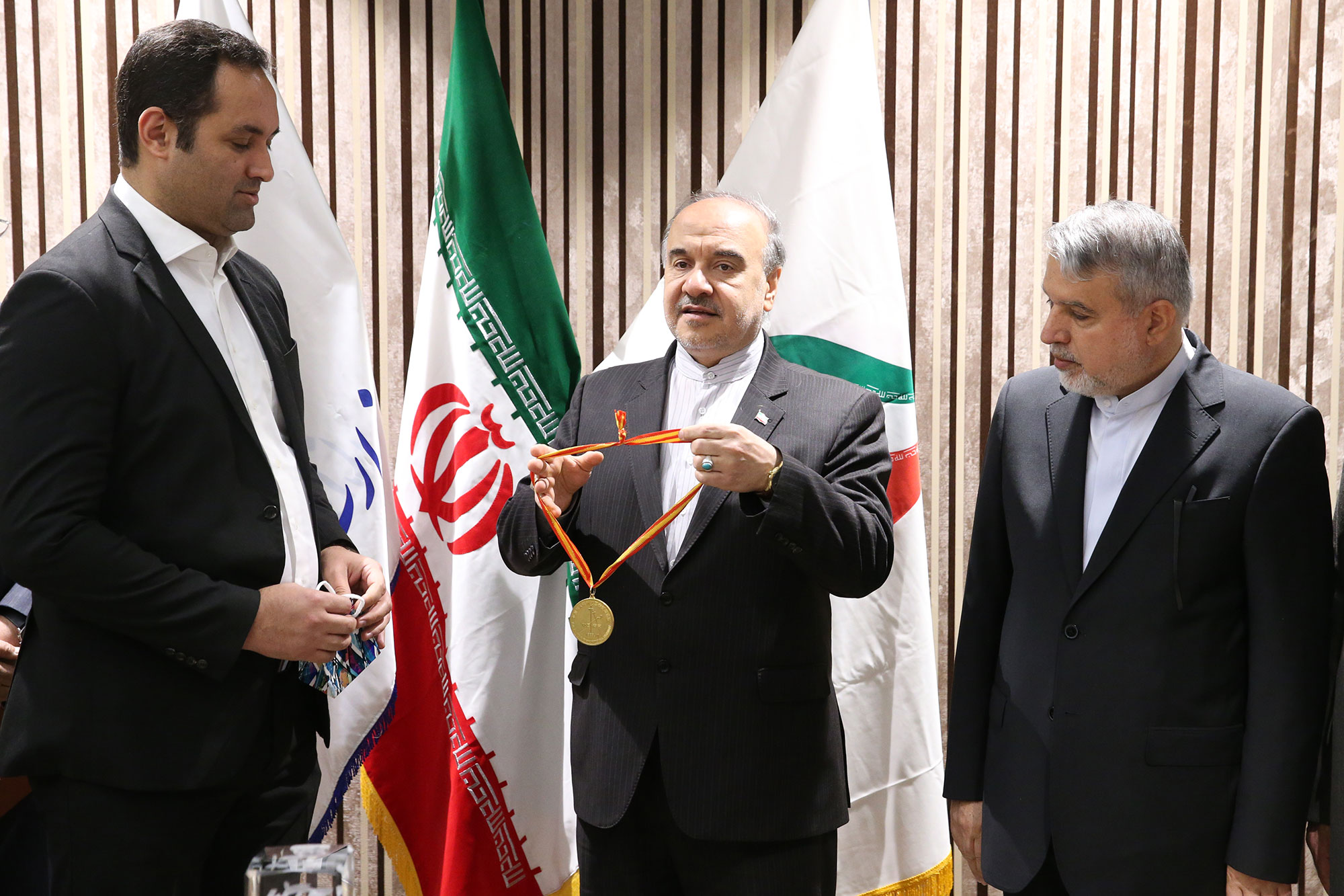 اهدا مدال و کاپ افتخارآفرینان ورزش کشور به موزه المپیک و پارالمپیک 9