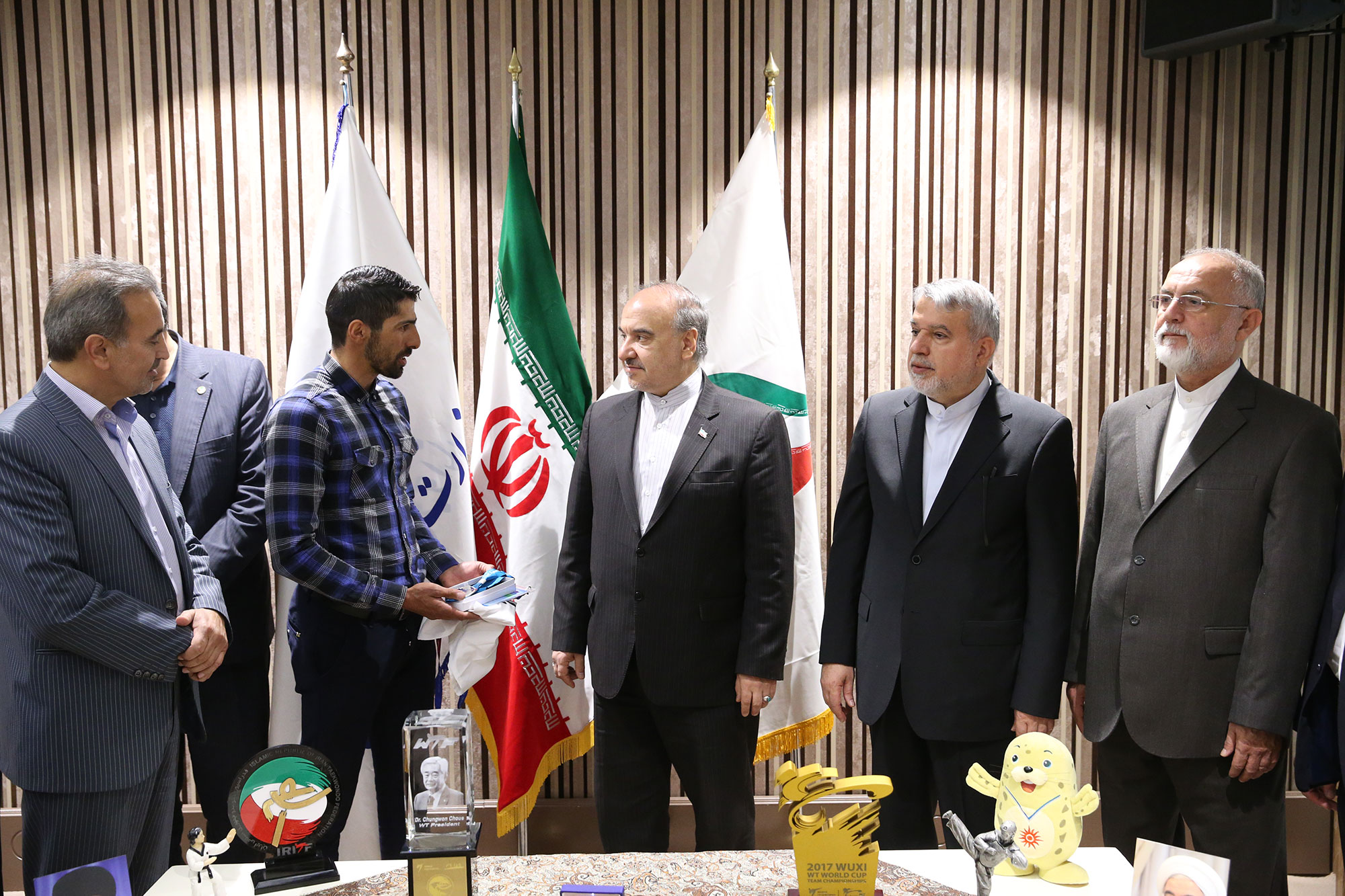 اهدا مدال و کاپ افتخارآفرینان ورزش کشور به موزه المپیک و پارالمپیک 11