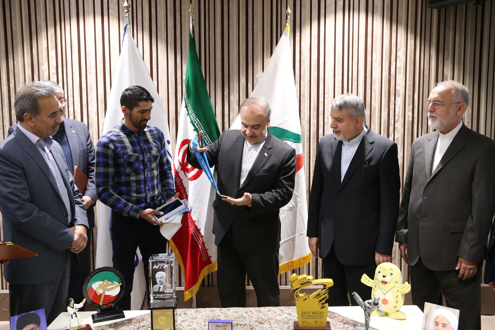 اهدا مدال و کاپ افتخارآفرینان ورزش کشور به موزه المپیک و پارالمپیک 12