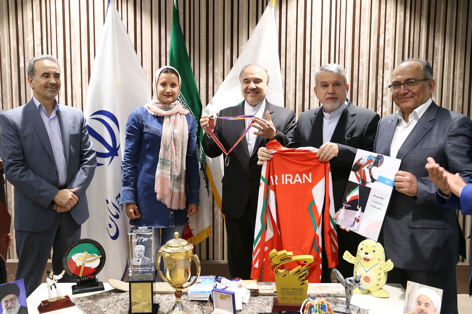 اهدا مدال و کاپ افتخارآفرینان ورزش کشور به موزه المپیک و پارالمپیک 17