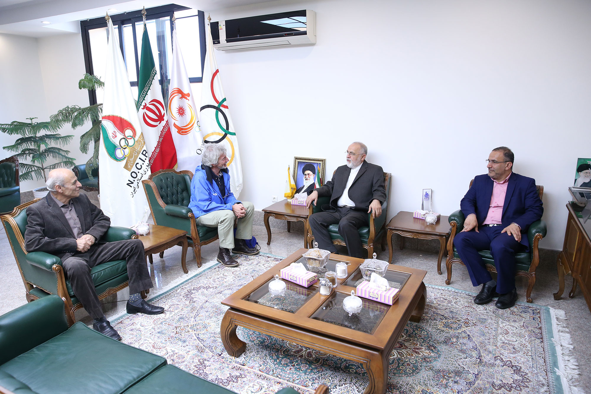 دیدار دبیرکل کمیته ملی المپیک با رییس آموزش فدراسیون جهانی تیروکمان 1