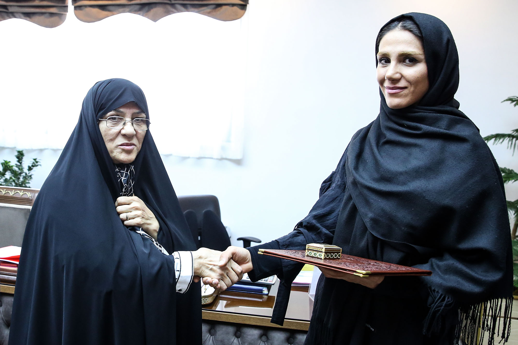 تقدیر کمیته ملی المپیک از خانم ها نجمه خدمتی و سمیه یزدانی در حاشیه جلسه هیئت اجرایی  7