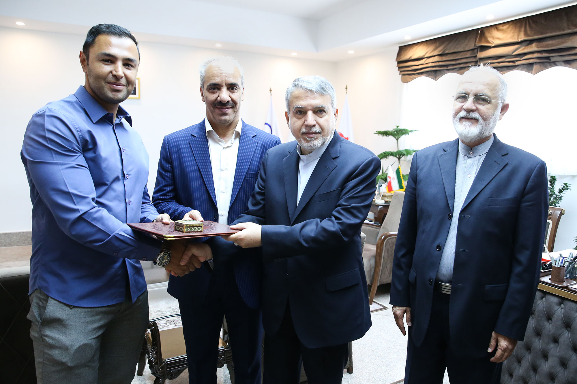 تقدیر کمیته ملی المپیک از خانم ها نجمه خدمتی و سمیه یزدانی در حاشیه جلسه هیئت اجرایی  8