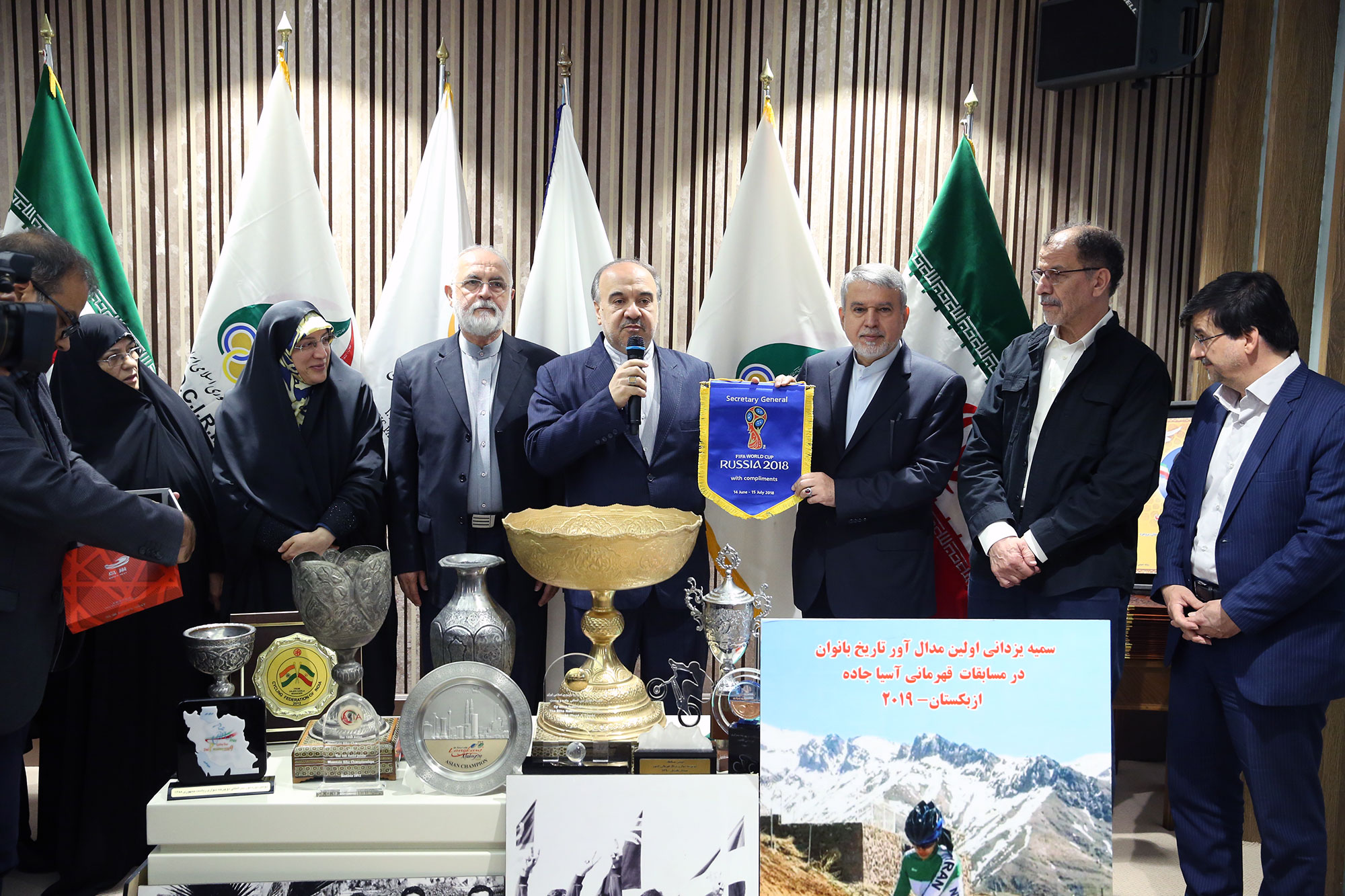 مراسم اهدا مدال و کاپ افتخارآفرینان ورزش کشور به موزه المپیک و پارالمپیک -- 6