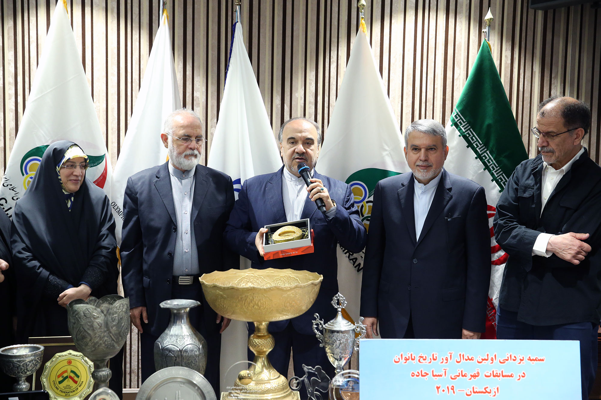 مراسم اهدا مدال و کاپ افتخارآفرینان ورزش کشور به موزه المپیک و پارالمپیک -- 8