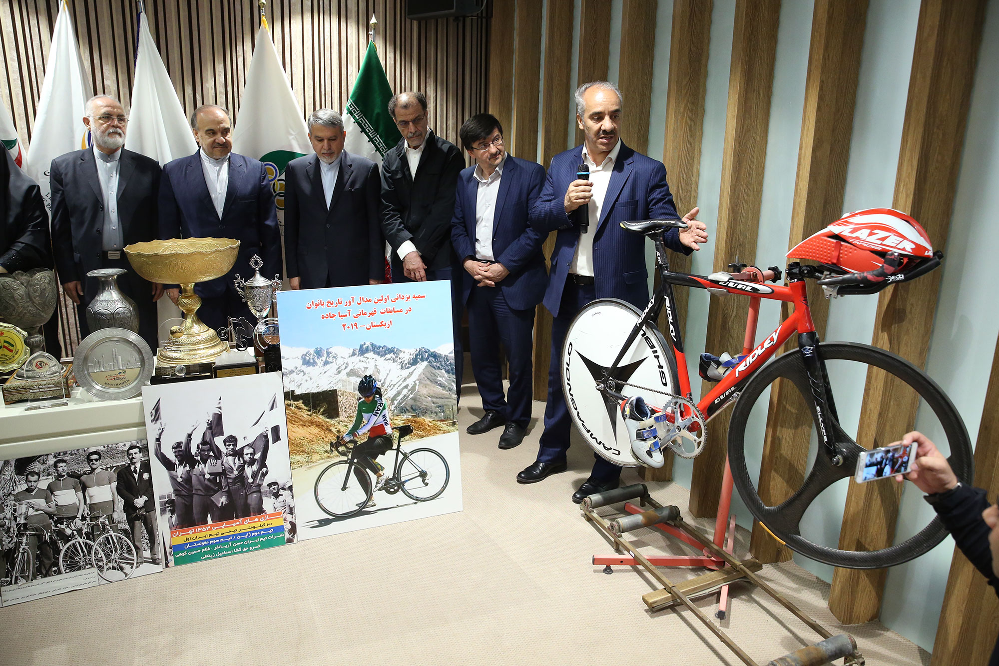 مراسم اهدا مدال و کاپ افتخارآفرینان ورزش کشور به موزه المپیک و پارالمپیک -- 9