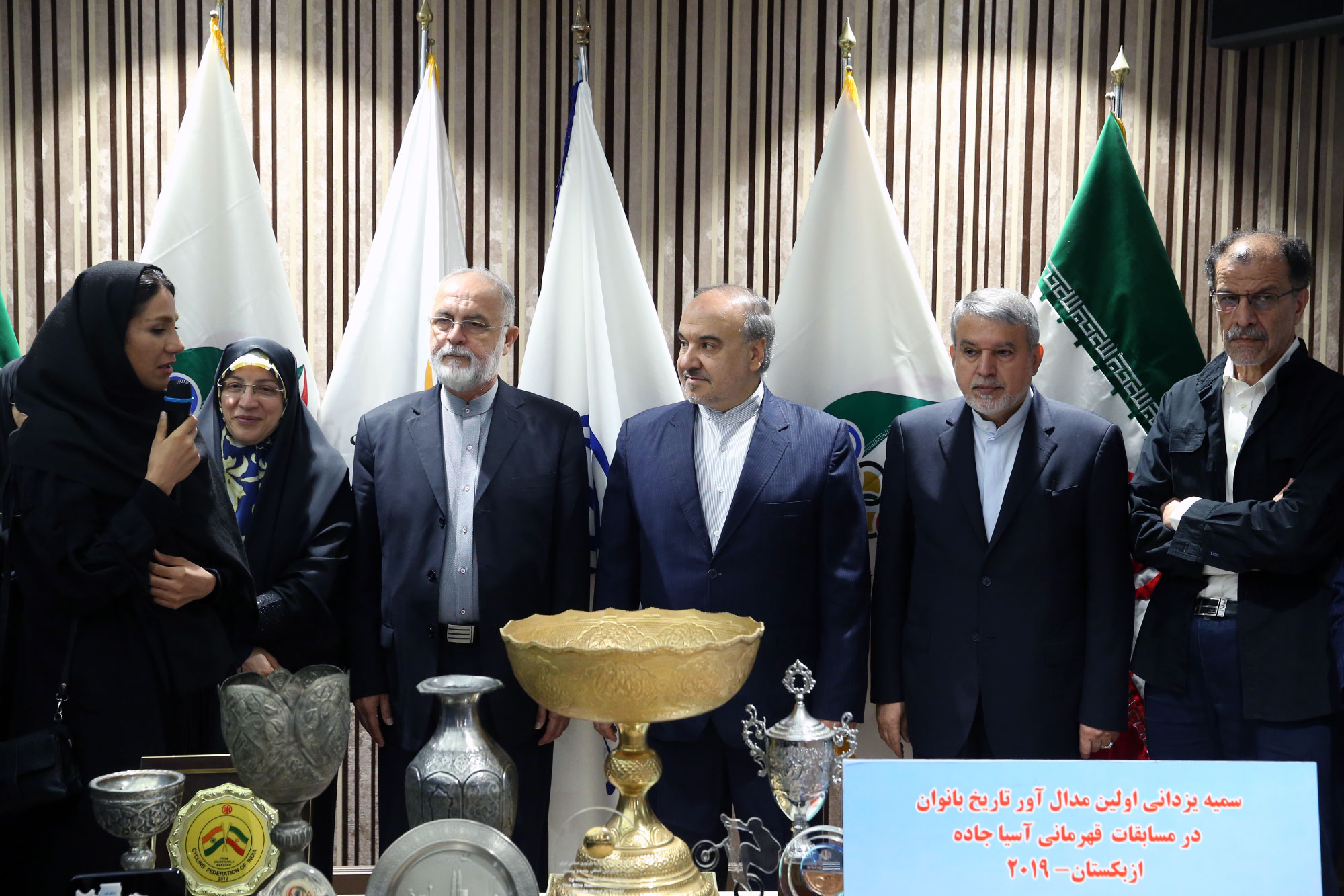 مراسم اهدا مدال و کاپ افتخارآفرینان ورزش کشور به موزه المپیک و پارالمپیک -- 11