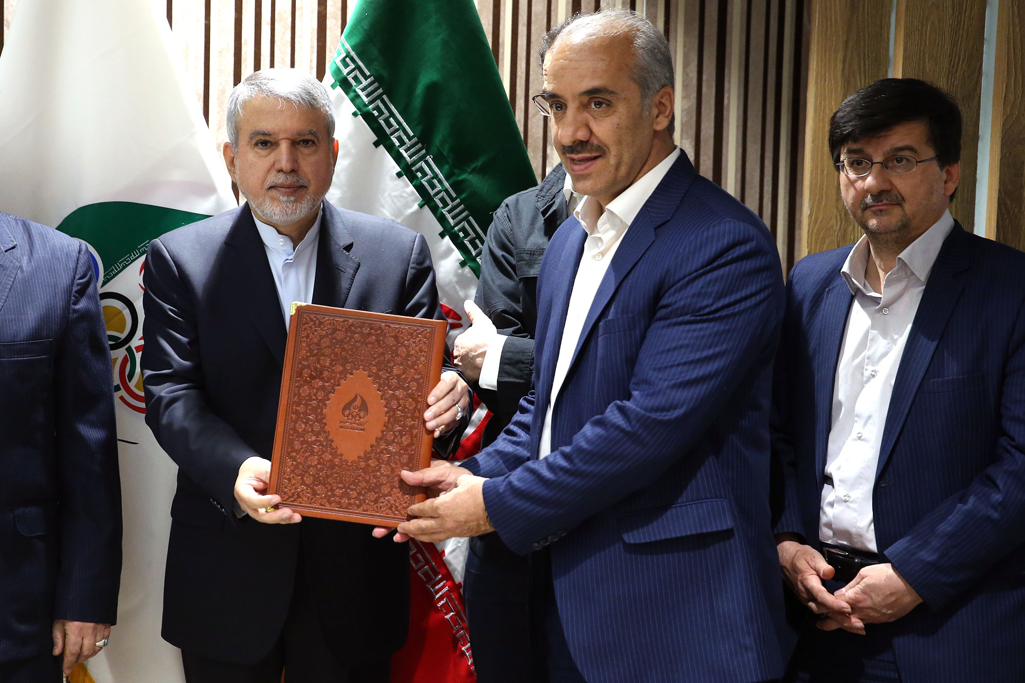 مراسم اهدا مدال و کاپ افتخارآفرینان ورزش کشور به موزه المپیک و پارالمپیک -- 12